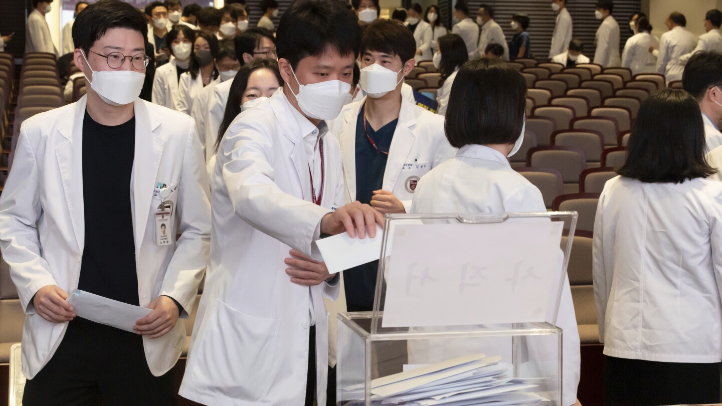 СЕУЛ, Южна Корея (AP) - Старши лекари в десетки болници