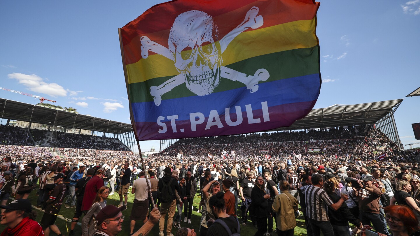 Hissen Sie die Piratenflagge!  St. Pauli ist wieder in die Bundesliga aufgestiegen