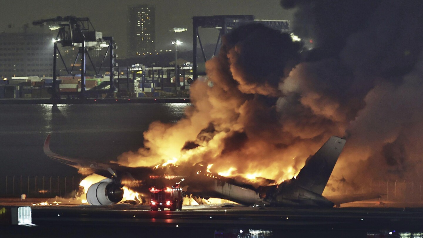 Фюзелажът на самолет от въглеродни влакна изгоря на писта в Токио. Безопасен ли е материалът?