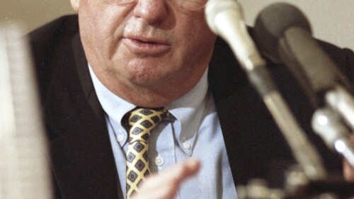 FILE - Gubernur Connecticut Lowell Weicker bersaksi di Capitol Hill di hadapan Komite Anggaran DPR pada 13 Mei 1992, di Washington, DC.  Weicker, seorang senator AS dari Partai Republik yang bergumul dengan partainya sendiri selama dengar pendapat Watergate, memperjuangkan undang-undang untuk melindungi penyandang disabilitas dan kemudian terpilih sebagai gubernur Connecticut sebagai independen, meninggal Rabu, 28 Juni 2023, di sebuah rumah sakit di Middletown, Conn. , setelah sakit singkat.  Dia berusia 92 tahun. (AP Photo/John Duricka, File)