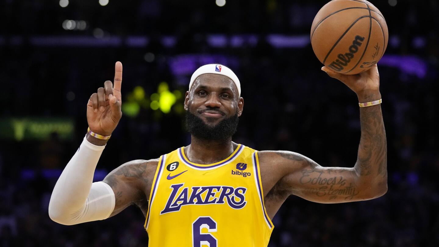 Los Angeles Kings honor Kobe Bryant on Lakers Night