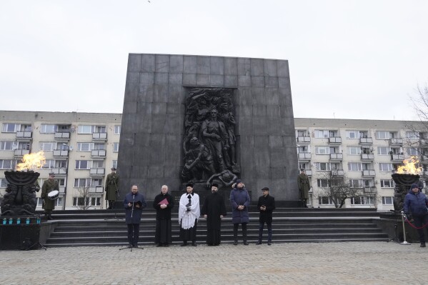 Przywódcy różnych wyznań biorą udział w uroczystościach z okazji 79. rocznicy wyzwolenia nazistowskiego niemieckiego obozu zagłady Auschwitz-Birkenau przez wojska radzieckie pod Pomnikiem Bohaterów Getta w Warszawie, piątek, 1 stycznia.  26.2024. (AP Photo/Czarek Sokołowski)