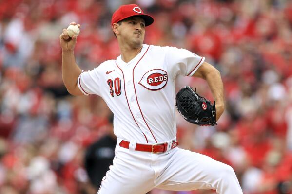 Joe Burrow throws out first pitch at Reds home opener
