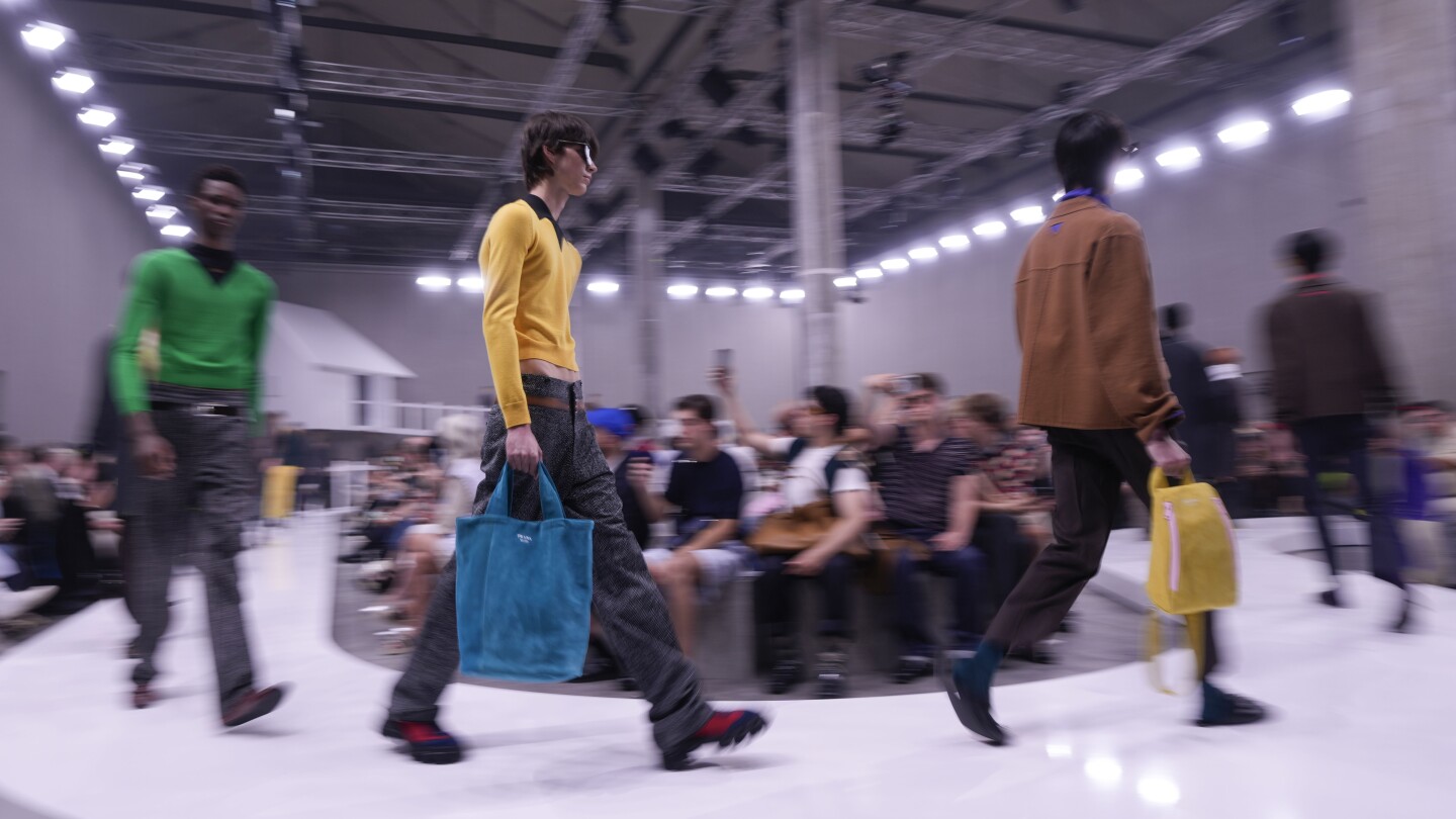 Седмица на модата в Милано: Prada излъчва младежки оптимизъм, а не бягство от реалността, в един бурен свят