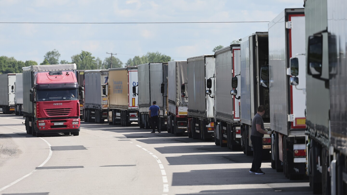 Baltijos šalys, vadovaudamosi ES sankcijų aiškinimu, draudžia transporto priemones su rusiškais numeriais