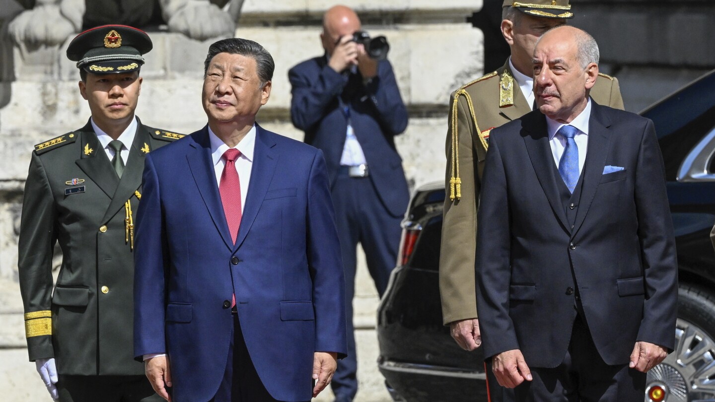 БУДАПЕЩА Унгария АП — Китайският президент Си Дзинпин получи церемониално