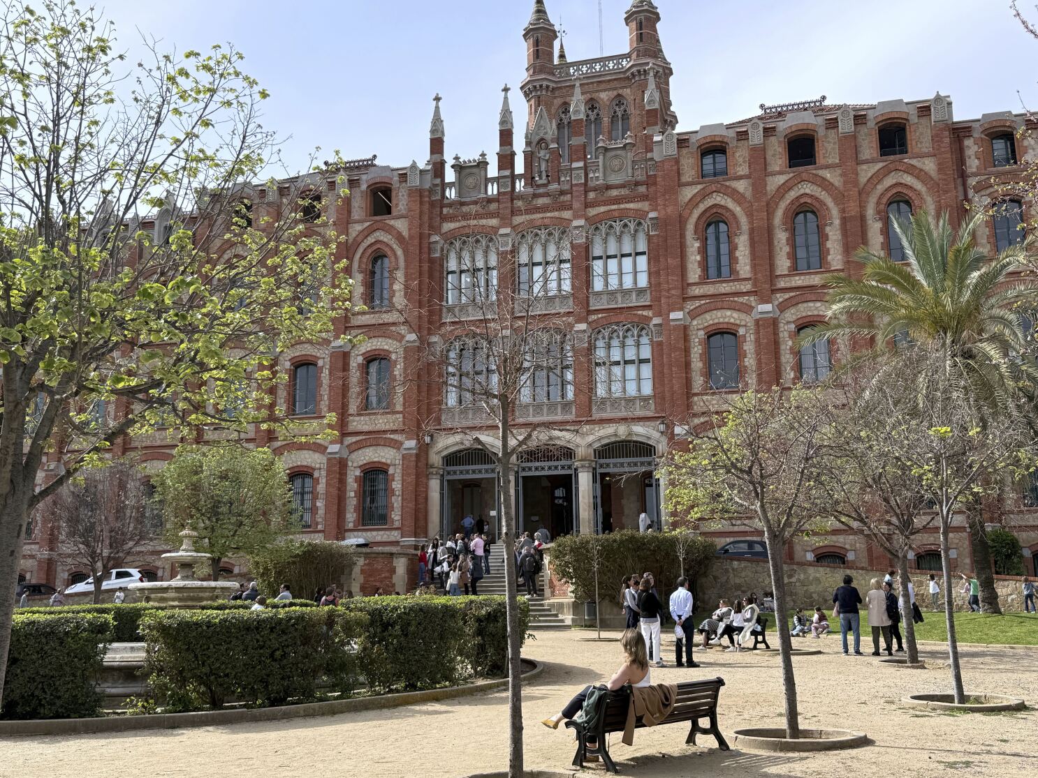 Vụ tai nạn trực thăng thảm khốc ở thành phố New York đã xảy ra tại Barcelona, ​​nơi các nạn nhân được biết đến rộng rãi