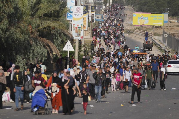 Palestinians flee to the southern Gaza Strip on Salah al-Din Street in Bureij, Gaza Strip, on Wednesday, November 8, 2023. ( AP Photo/Hatem Moussa)
