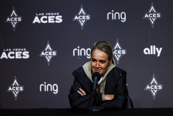 La entrenadora de las Las Vegas Aces, Becky Hammon, responde preguntas durante una conferencia de prensa antes de un partido de baloncesto de la WNBA contra las Golden State Valkyries, el sábado 7 de junio de 2025, en el Chase Center de San Francisco, California. (Yalonda M. James/San Francisco Chronicle vía AP)