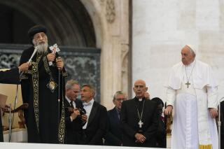 El papa Francisco, derecha, inicia su audiencia general semanal en la Plaza San Pedro en el Vaticano, acompañado por el papa copto ortodoxo Teodoro II, el miércoles 10 de mayo de 2023. (AP Foto/Alessandra Tarantino)
