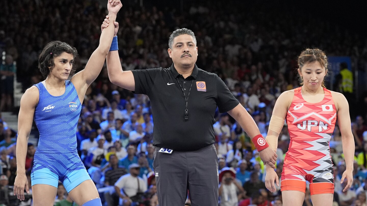 L’Indien Vinesh Phogat surprend le champion olympique de lutte des 50 kg Susaki lors de l’ouverture des Jeux de Paris