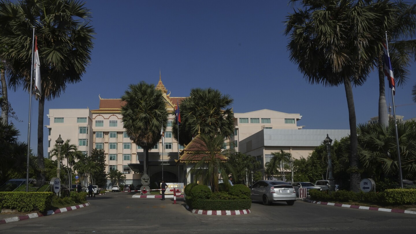 Пномпен, Камбоджа (AP) — Европейският съюз и ООН внезапно отложиха