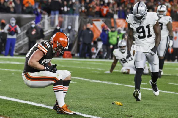 Carlson FG gives Raiders 16-14 win vs COVID-ravaged Browns