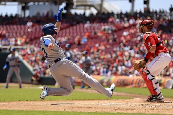 Freeman HR ahead of emotional return, Dodgers sweep Reds