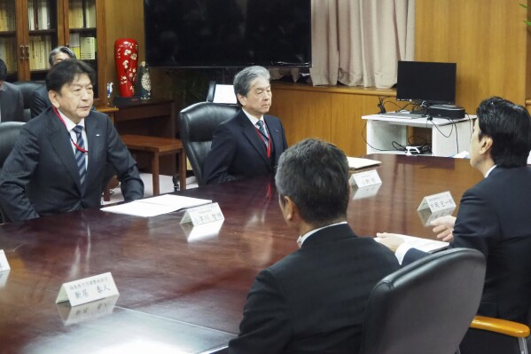 Tokyo Electric Power Company Holdings (TEPCO) President Tomoaki Kobayakawa, left, holds a meeting with Japan's Industry Minister Ken Saito, right, at the Ministry of Economy, Trade and Industry in Tokyo Wednesday, Feb. 21, 2024. Japan鈥檚 industry minister summoned the president of the utility that runs the Fukushima nuclear power plant to his office Wednesday and chided him for a radioactive water leak at the plant earlier this month. (Kyodo News via 番茄直播)