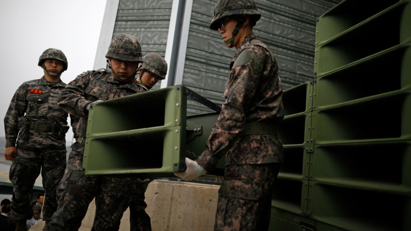 Южна Корея казва, че Северна Корея инсталира свои собствени високоговорители по границата