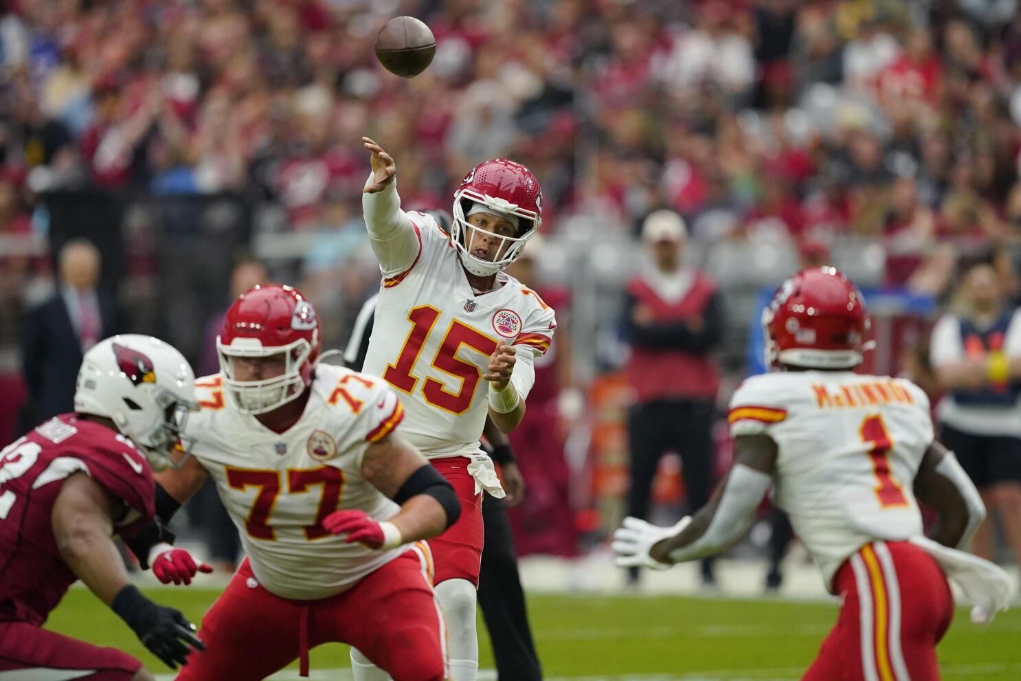 Mahomes throws 5 TDs, Chiefs hammer Cardinals