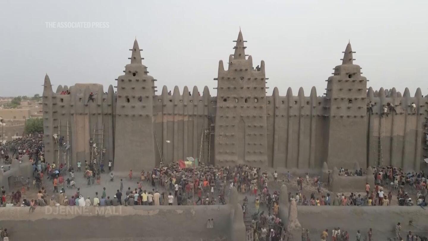 В Мали хиляди премазват Голямата джамия на Джене, застрашена от конфликт