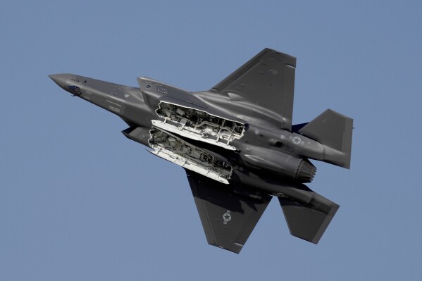 FILE - A US F-35 fighter jet performs during the opening day of the Dubai Air Show, United Arab Emirates, on Nov. 13, 2023. Greece formally approved an offer to buy 20 F-35 Joint Strike Fighters from the United States as part of a major defense overhaul, government officials said on Thursday, July 25, 2024. (ĢӰԺ Photo/Kamran Jebreili, File)