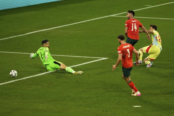 Spain's Mikel Oyarzabal, right, scores his side's 2nd goal against Portugal during the Nations League final soccer match between Portugal and Spain at the Allianz Arena in Munich, Germany, Sunday, June 8, 2025. (AP Photo/Michael Probst)