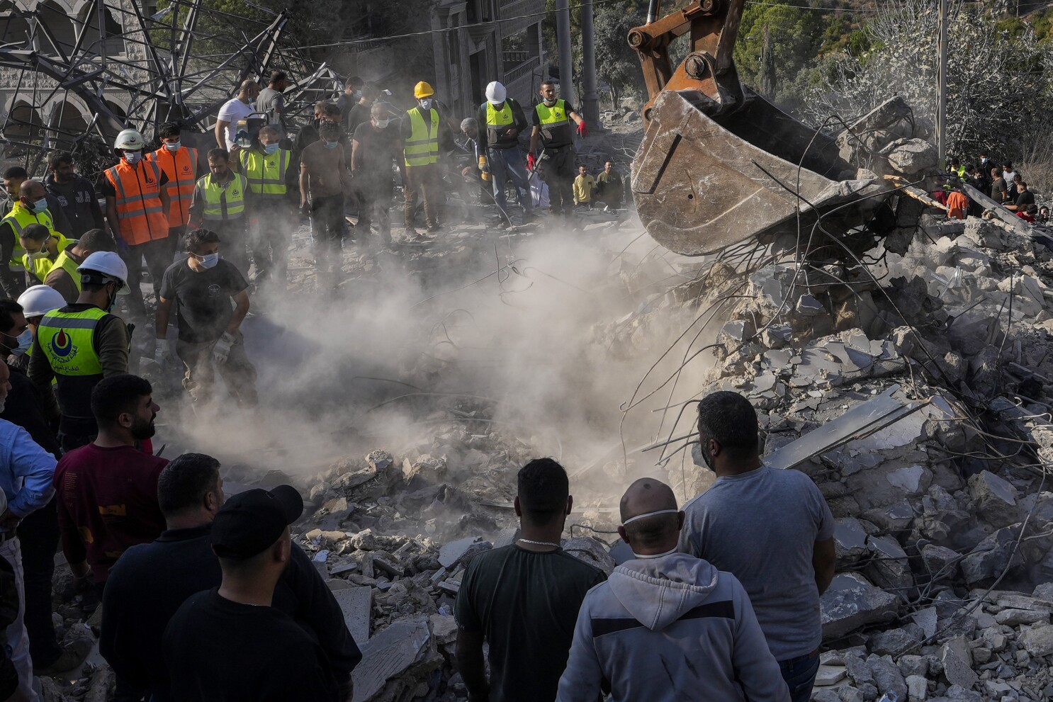 Các cuộc không kích của Israel giết chết hàng chục người ở Lebanon và miền bắc Gaza