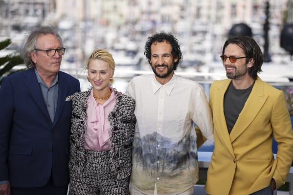 2024年5月21日，星期二，在法国南部戛纳举行的第77届国际电影节上，马丁·多诺万（左起）、玛丽亚·巴卡洛娃（Maria Bakalova）、阿里·阿巴斯（Ali Abbasi）和塞巴斯蒂安·斯坦（Sebastian Stan）在电影《学徒》（the Apprentice）的点播会上为摄影师摆姿势。（丹尼尔·科尔摄/Invision/AP）