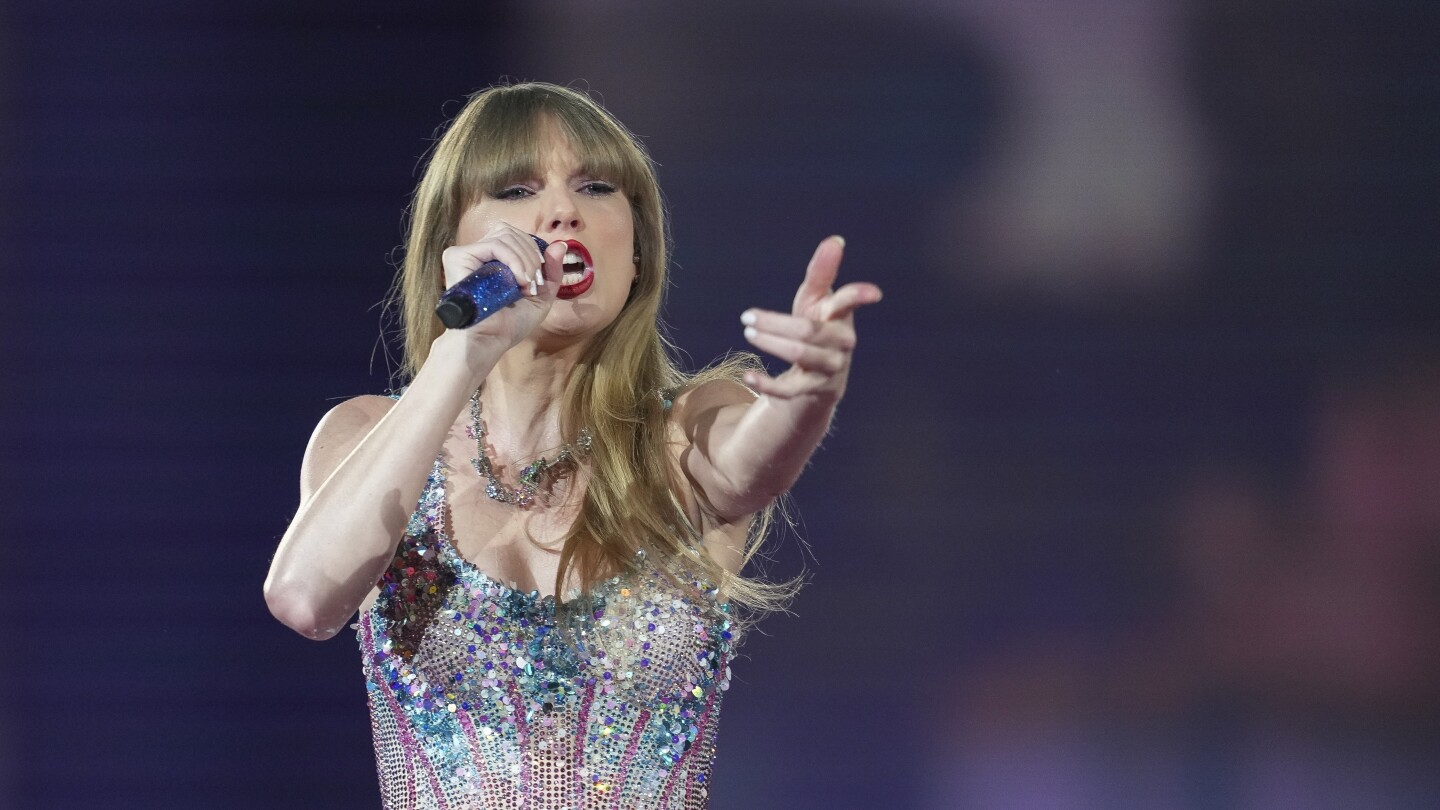 Taylor Swift lao lên máy bay riêng từ buổi biểu diễn ở Tokyo đến Super Bowl