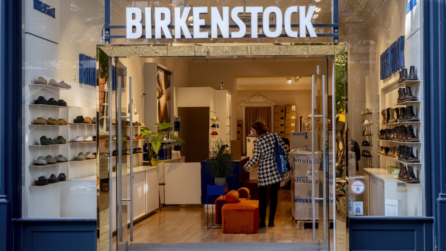 Birkenstock évalue son introduction en bourse valorisant le fabricant de sandales à 8,64 milliards de dollars