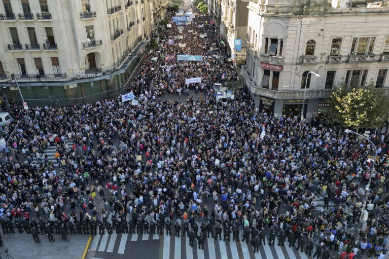 Studenti pochodují do Kongresu, aby požadovali více finančních prostředků pro veřejné univerzity a proti úsporným opatřením navrženým prezidentem Javierem Mileym v Buenos Aires, Argentina, úterý 23. dubna 2024. (AP Photo/Rodrigo Abd)