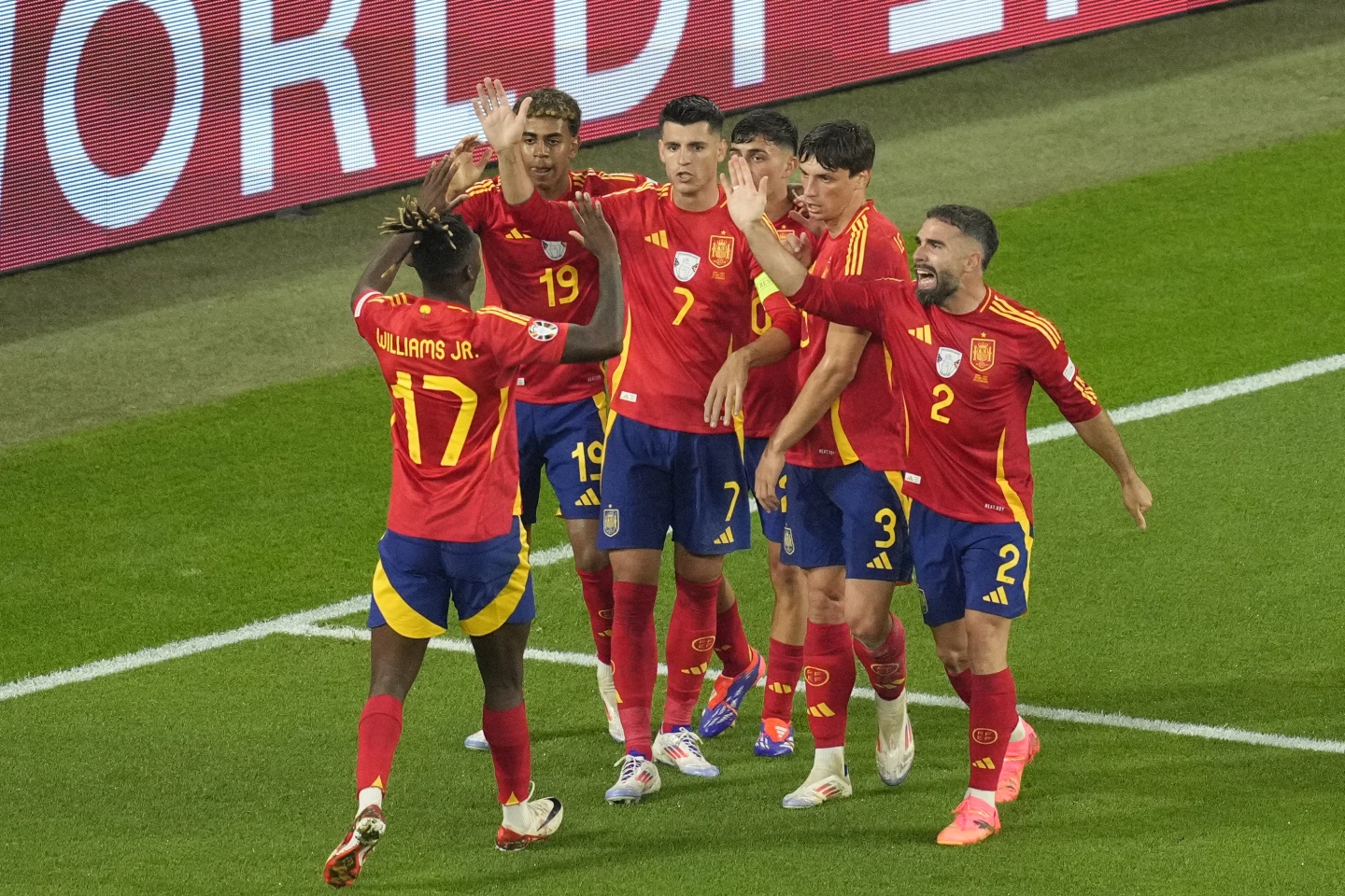 西班牙战胜卫冕冠军意大利晋级2024年欧洲杯淘汰赛