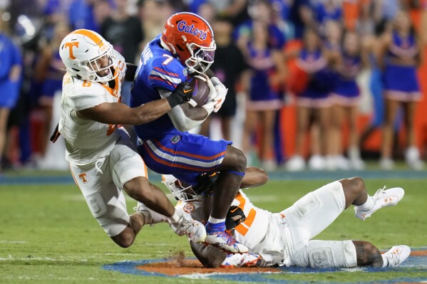 Florida upsets No. 11 Tennessee 29-16 for the Gators' 10th straight victory  at home in the series | AP News