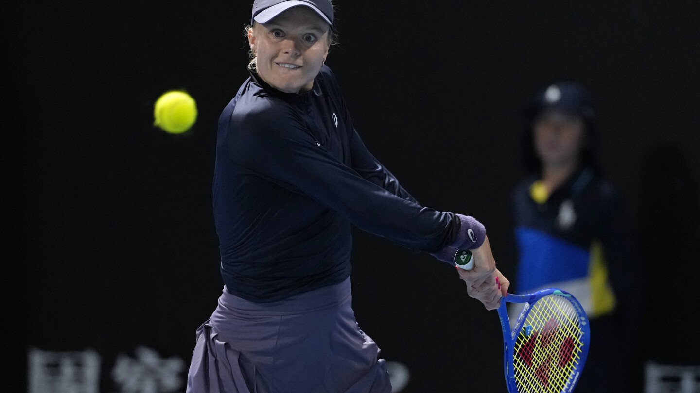Tennis player Harriet Dart apologizes in saying the opponent who has to put on Deodorant during the match