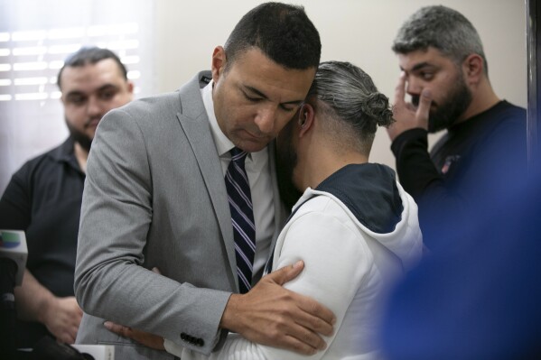 Ahmed Rehab, izquierda, director ejecutivo del capítulo de Chicago del Consejo de Relaciones Islámicas-Estadounidenses, abraza a Odey Al-Fayoume, padre de Wadea Al-Fayoume, de 6 años, en una conferencia de prensa en el Centro Comunitario Musulmán en el lado noroeste de Chicago, el domingo. , 15 de octubre de 2023. Las autoridades dicen que un hombre de Illinois de 71 años ha sido acusado de un delito de odio, acusado de apuñalar fatalmente a un niño de 6 años e herir gravemente a una mujer de 32 años, en Plainfield Township. , debido a su fe islámica y a la guerra entre Israel y Hamás.  El Consejo de Relaciones Islámicas-Estadounidenses identificó a las víctimas como Wadea Al-Fayoume y su madre.  (Jim Vondruska/Chicago Sun-Times vía AP)