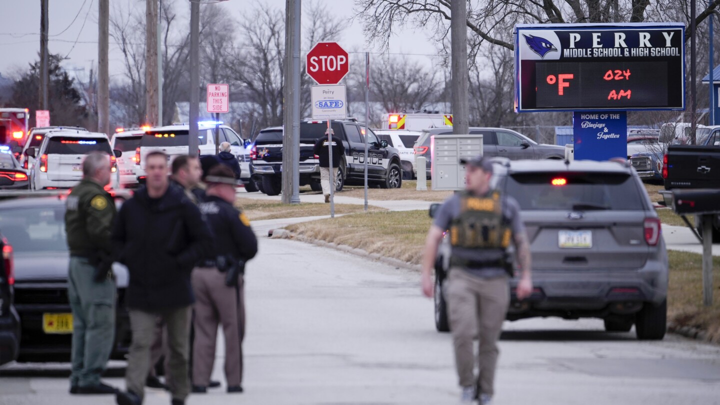 Um tiroteio foi relatado em uma escola secundária em Perry, Iowa.  Siga as últimas