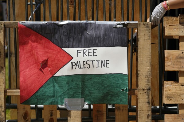 يتم عرض لافتة مؤيدة للفلسطينيين في حرم جامعة كاليفورنيا، في صباح اليوم التالي لاندلاع الاشتباكات بين الجماعات المؤيدة لإسرائيل والجماعات المؤيدة للفلسطينيين، الأربعاء، 1 مايو 2024، في لوس أنجلوس.  (صورة AP/جاي سي هونغ)