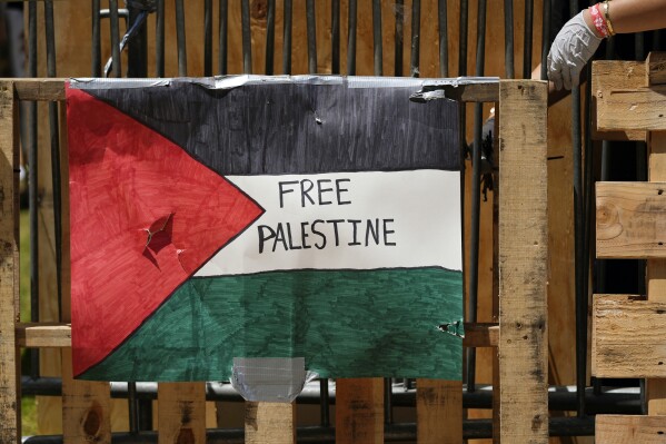 Un cartel pro palestino se exhibe en el campus de UCLA, la mañana después de que estallaron enfrentamientos entre grupos pro israelíes y pro palestinos, el miércoles 1 de mayo de 2024, en Los Ángeles.  (Foto AP/Jay C. Hong)