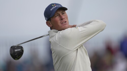 El sudafricano Christo Lambrecht (aficionado) juega su cuarto putt el primer día del Abierto Británico en el Royal Liverpool Golf Club en Hollick, Inglaterra, el jueves 20 de julio de 2023. (Foto AP/Kin Cheung)