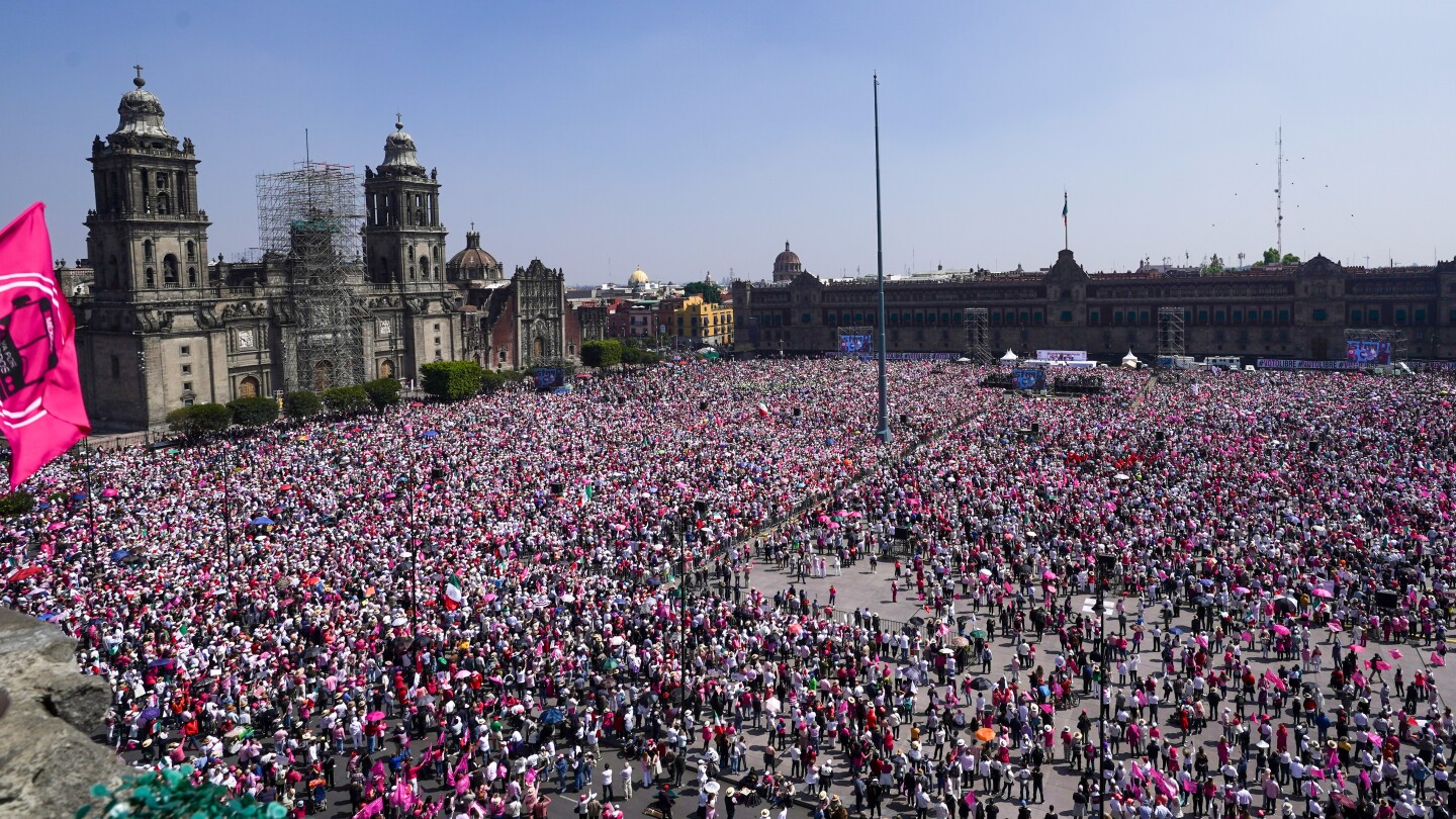 数万人が「民主主義行進」でメキシコ大統領と与党に抗議