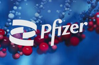 En esta imagen de archivo, tomada el 5 de febrero de 2021, se muestra el logo de la farmacéutica Pfizer en la sede de la empresa en Nueva York. (AP Foto/Mark Lennihan, archivo)