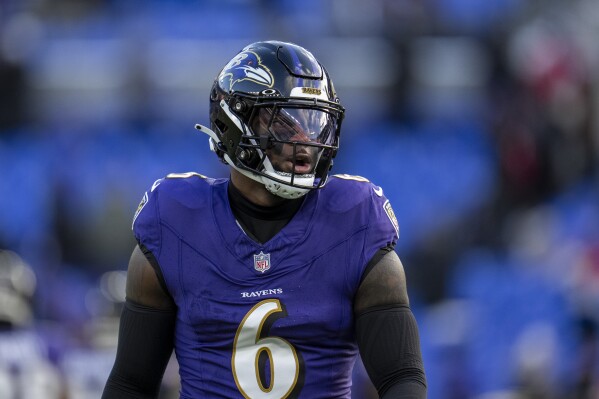 FILE - Baltimore Ravens linebacker Patrick Queen works out prior to an NFL football AFC divisional playoff game between the Baltimore Ravens and the Houston Texans, Jan. 20, 2024, in Baltimore. Pittsburgh is luring inside linebacker Queen away from rival Baltimore. The Steelers and the second-team All-Pro have agreed to a three-year deal worth $41 million, a person with knowledge of the deal tells The Associated Press. (AP Photo/Julio Cortez, File)