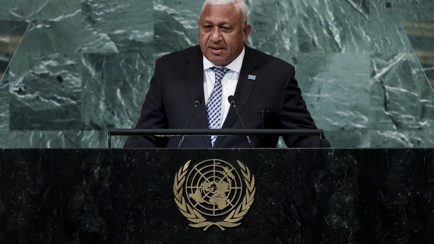 Бившият лидер на Фиджи Франк Байнимарама беше осъден на затвор за намеса в полицейско разследване