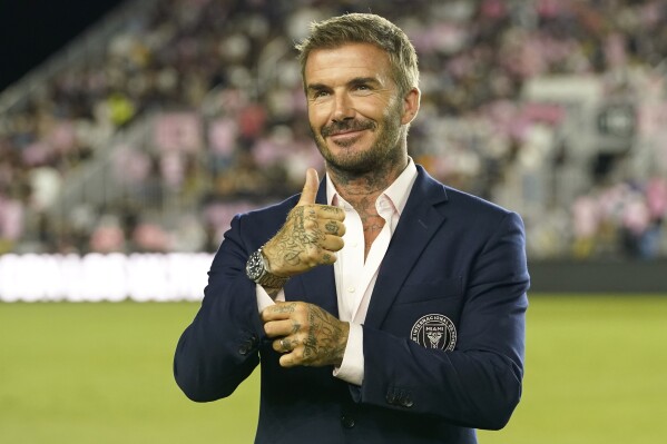 DOSSIER – Le copropriétaire de l’Inter Miami, David Beckham, lève le pouce avant un match de football de la Coupe des Ligues Adam Grinwis, le mercredi 2 août 2023, à Fort Lauderdale, en Floride. Une série Netflix en quatre parties, 