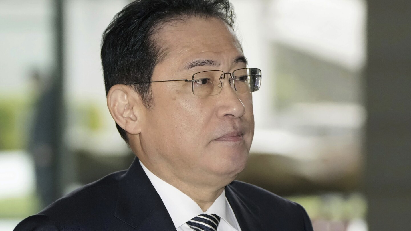 Премиерът на Япония ще се яви на изслушване на етичните въпроси в парламента във връзка с финансовия скандал