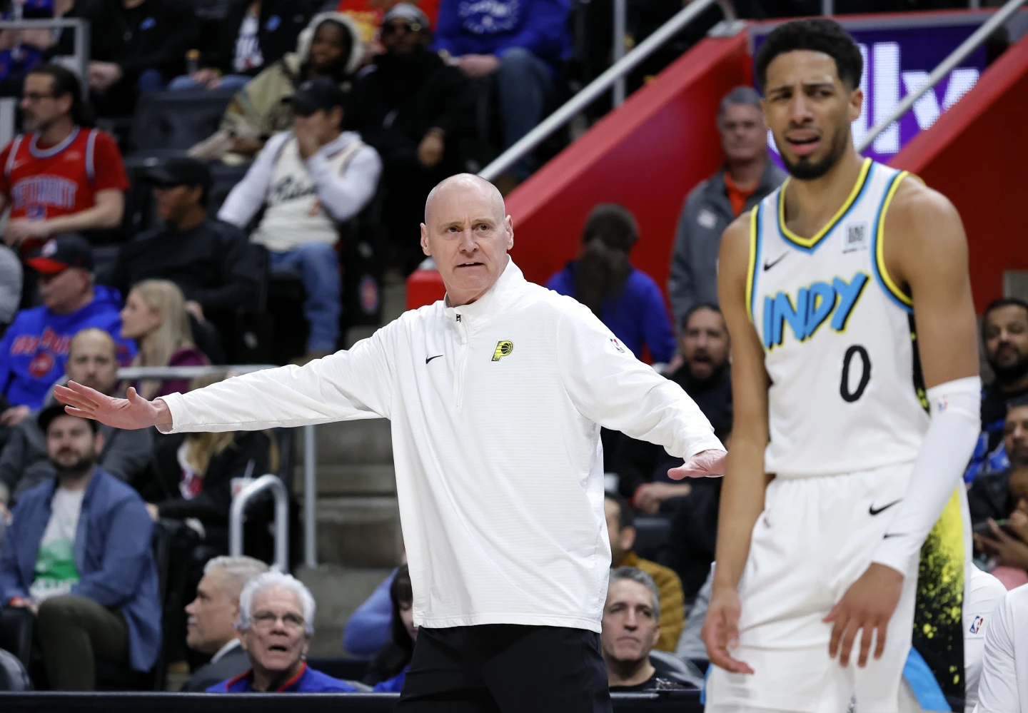 Entrenador de los Indiana Pacers, Rick Carlisle, junto a Tyrese Haliburton
