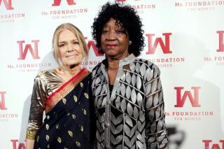ARCHIVO - Las activistas feministas Gloria Steinem y Dorothy Pitman Hughes, a la derecha, asisten a la entrega de los premios Gloria de Ms. Foundation for Women en Nueva York, el 1 de mayo de 2014. (Foto de Scott Roth/Invision/AP, Archivole)