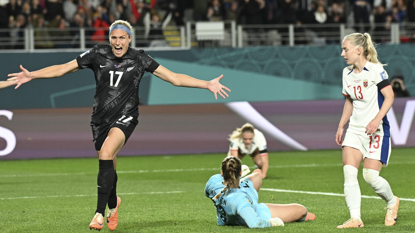 New Zealand åpner FIFAs verdensmesterskap for kvinner med et 1-0-tap for Norge på en følelsesladet åpningsdag