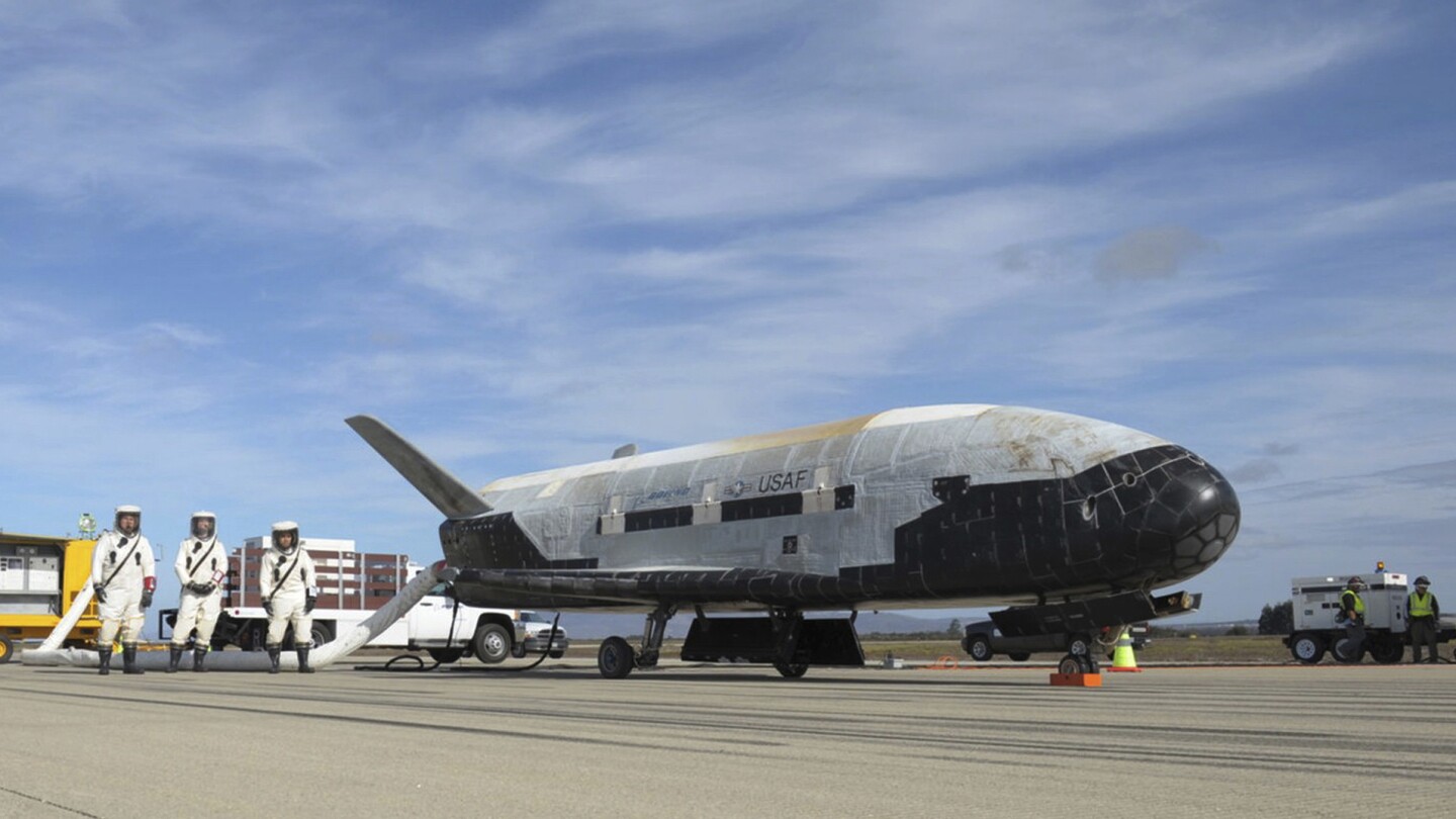 Космическият самолет X 37B на американските военни изстреля в четвъртък друга