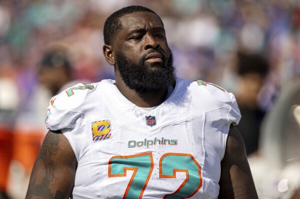 Dolphins place veteran LT Terron Armstead on IR with knee injury | AP News