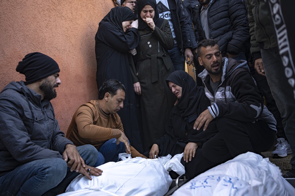 Filistinliler, 2 Aralık 2023 Cumartesi günü Han Yunus'taki hastanede İsrail'in Gazze Şeridi'ndeki bombardımanında öldürülen yakınlarının yasını tutuyor. (AP Fotoğrafı/Fatima Shbair)