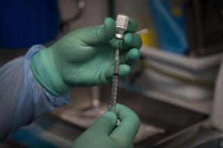 Foto tomada el 26 de agosto de una vacuna contra el coronavirus, en Santa Ana, California.  (Foto AP/Jae C. Hong, File)